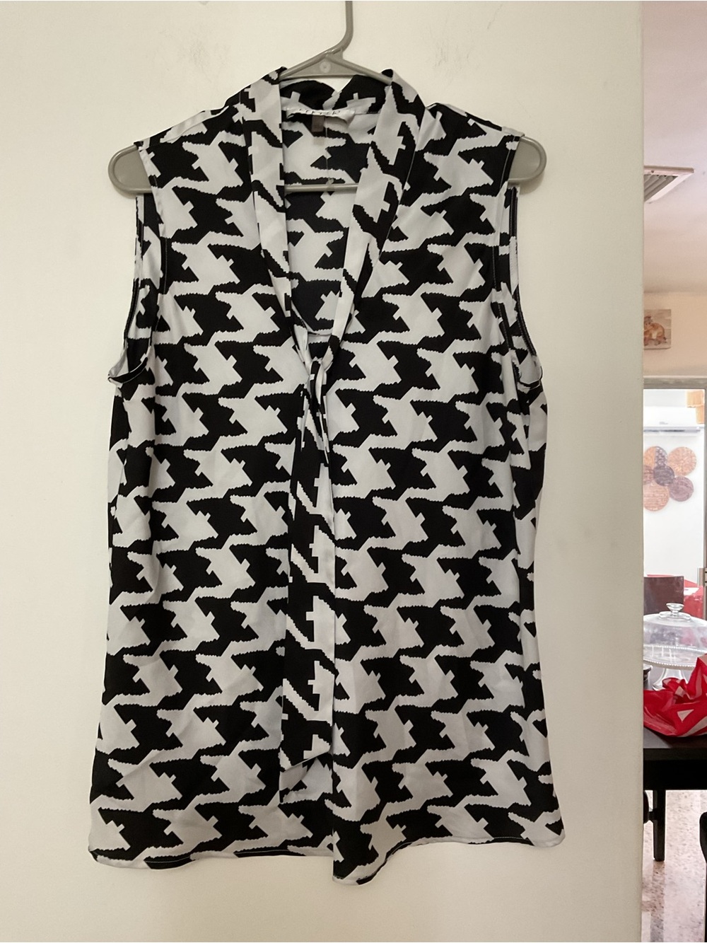 Kasper Black & White Houndstooth Tie-Neck Sleeveless Camisole